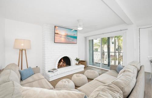 Balboa Peninsula House | 6 Bedroom Duplex near the Balboa Pier and Fun Zone with AC
