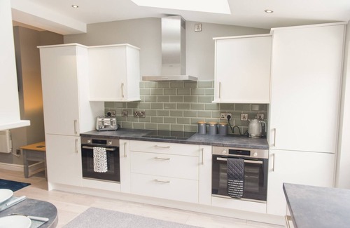 Tamworth House | 6 Bedrooms ALL with En-suites - Fantastic House