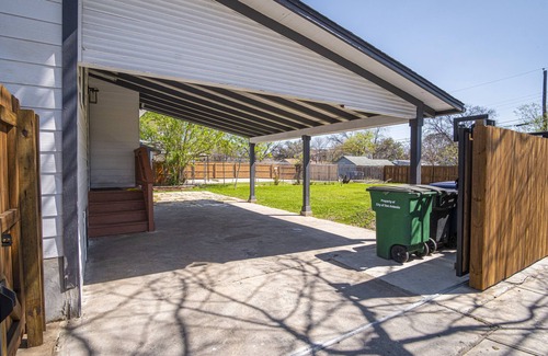 Highland Park House | 6-Beds 3BDRM & 2Bath Close prox. to Downtown. Full Kit,Ldry, & cvred parking