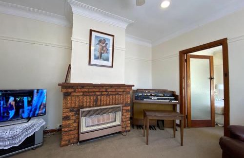 Stawell House | 6 Beds-Whole House with 4 bedrooms -Stawell - share accommodation - 2 rooms for 4 gusts are available