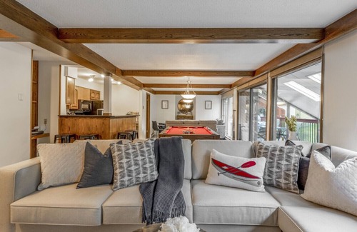 East Kootenay Villa | 6-Br Ski Chalet | Ski In/Ski Out – 20 Steps to LIFT | POOL + PRIVATE Hot Tub