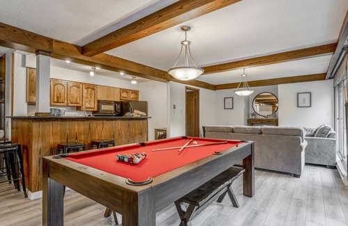 East Kootenay Villa | 6-Br Ski Chalet | Ski In/Ski Out – 20 Steps to LIFT | POOL + PRIVATE Hot Tub