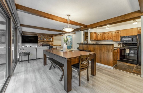 East Kootenay Villa | 6-Br Ski Chalet | Ski In/Ski Out – 20 Steps to LIFT | POOL + PRIVATE Hot Tub