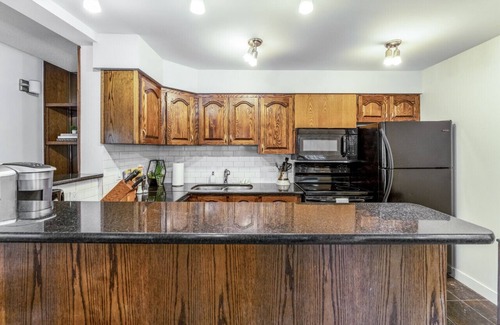 East Kootenay Villa | 6-Br Ski Chalet | Ski In/Ski Out – 20 Steps to LIFT | POOL + PRIVATE Hot Tub