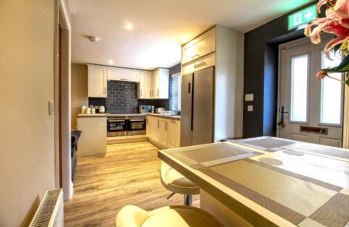 Huddersfield Apartment | 6 Dbl Bed, Central Huddersfield house inc parking