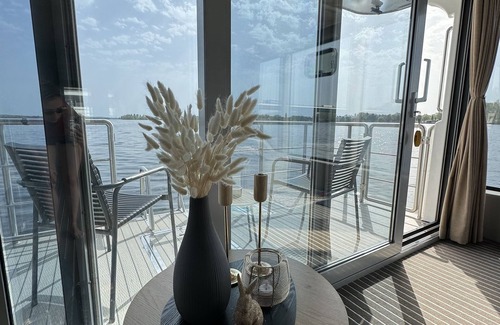 Toplitz Boat Rental | 6 Luxus Hausboot mit Außen-jacuzzi, Sportboot und Terrasse. Haustierfreundlich!