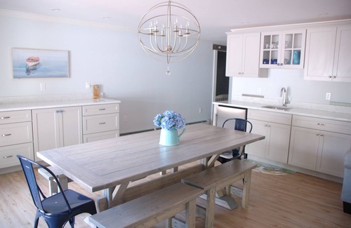Silver Beach House | 6 Minute Walk To Private Association Beach ! Renovated Like New Home Sleeps 12