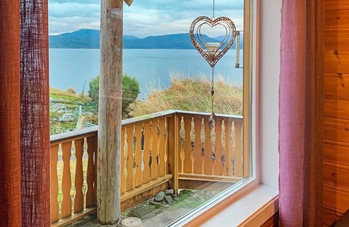 Gulen Municipality House | 6 person holiday home in Brekke