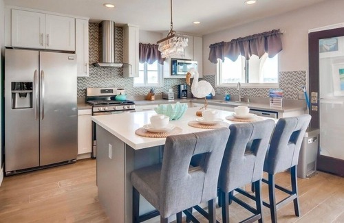 Central Mission Beach Villa | 60' of Water Frontage ☆ 8bd+7ba Villa ☆ AC ☆ ❤ of MB