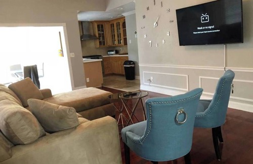 Windhover House | 6151 Sandcrest · Next to Universal. Pool Sleep 9. Walk to Park