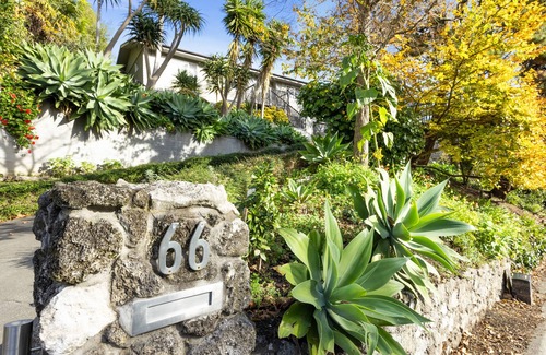 Bluff Hill Apartment | "66" Private Studio on Bluff Hill