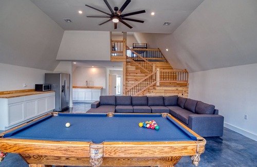 Kingston Cabin | 6Bdrm Cabin Beach Pool-Table Firepit!