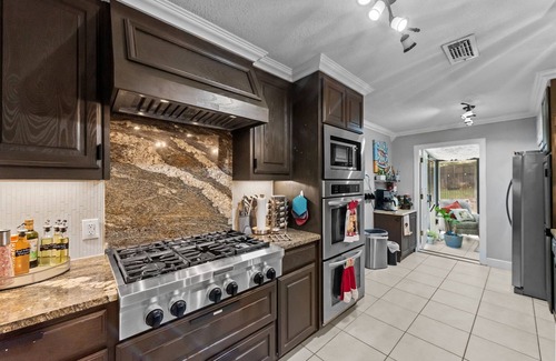 West Arlington House | 6mi from AT&T-POOL-INDOOR BAR-2KING-1QUEEN-sleeps 12