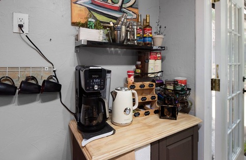 West Arlington House | 6mi from AT&T-POOL-INDOOR BAR-2KING-1QUEEN-sleeps 12