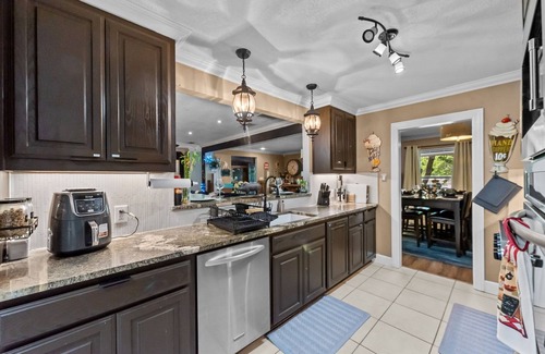 West Arlington House | 6mi from AT&T-POOL-INDOOR BAR-2KING-1QUEEN-sleeps 12