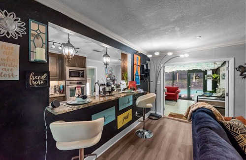 West Arlington House | 6mi from AT&T-POOL-INDOOR BAR-2KING-1QUEEN-sleeps 12