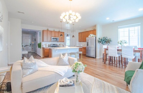 Aurora House | 6mo+ Furnished Gem|3BR Aurora Home|WFH Ready