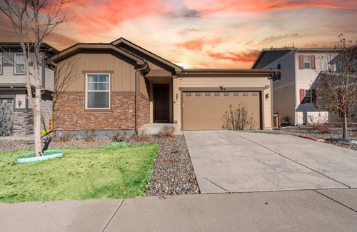 Aurora House | 6mo+ Furnished Gem|3BR Aurora Home|WFH Ready