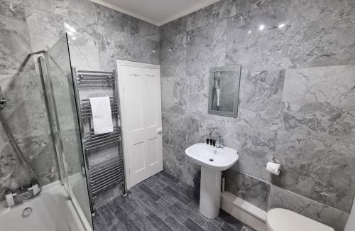 Holbeck House | *6R* setup for your most amazing & relaxed stay + Free Parking + Free Fast WiFi *