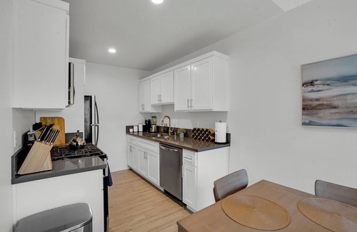 Eastside Apartment | 6th Haven, Arcades, King Size Bed, Fun Games, 1 Mile to Beaches, AC Unit, Fits 6