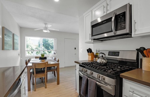 Eastside Apartment | 6th Haven, Arcades, King Size Bed, Fun Games, 1 Mile to Beaches, AC Unit, Fits 6