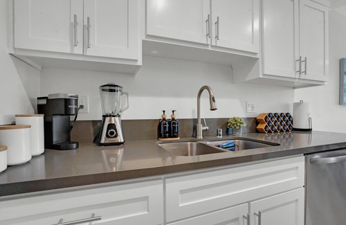 Eastside Apartment | 6th Haven, Arcades, King Size Bed, Fun Games, 1 Mile to Beaches, AC Unit, Fits 6