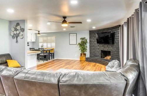 Greenacres House | 7 Mi to Dtwn Poolside Paradise in Bakersfield!