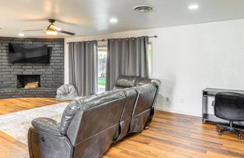 Greenacres House | 7 Mi to Dtwn Poolside Paradise in Bakersfield!