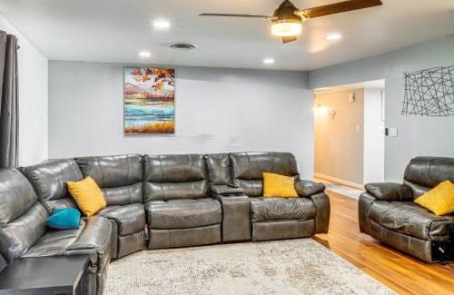 Greenacres House | 7 Mi to Dtwn Poolside Paradise in Bakersfield!