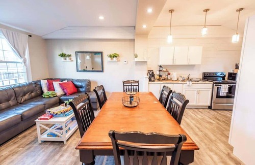 Salemtown House | 7 Min drive to Broadway- Walkable Neighborhood