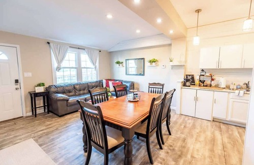 Salemtown House | 7 Min drive to Broadway- Walkable Neighborhood