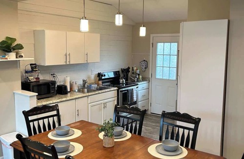 Salemtown House | 7 Min drive to Broadway- Walkable Neighborhood