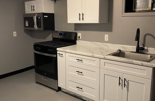 Weequahic Apartment | 7 minutes away from your next flight!