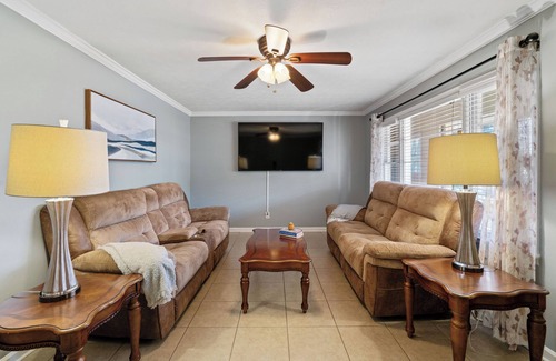 Austell House | 7 minutes from Six Flags! Peaceful, Family-sized home in Austell.