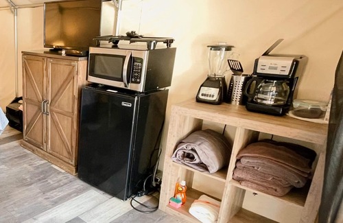 Prairie Lea House | # 7 Son's Blue River Camp - Glamping Cabin w/1 Queen, 1 Twi