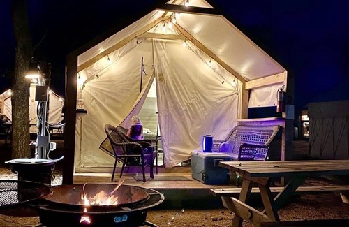 Prairie Lea House | # 7 Son's Blue River Camp - Glamping Cabin w/1 Queen, 1 Twi