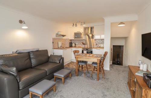 Rye Apartment | 7 Waves