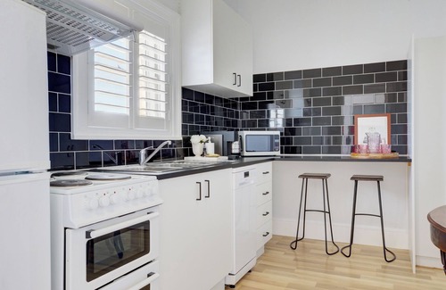 Central Mudgee Apartment | 70 On Mortimer "The Flamingo Room"