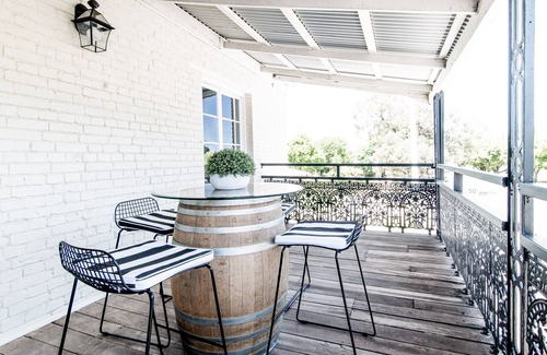 Central Mudgee Apartment | 70 On Mortimer "The Flamingo Room"