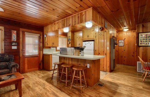 North Wawona Cabin | (70) Simmons Den at The Redwoods In Yosemite