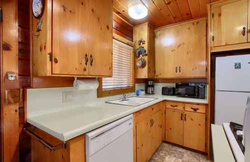 North Wawona Cabin | (70) Simmons Den at The Redwoods In Yosemite