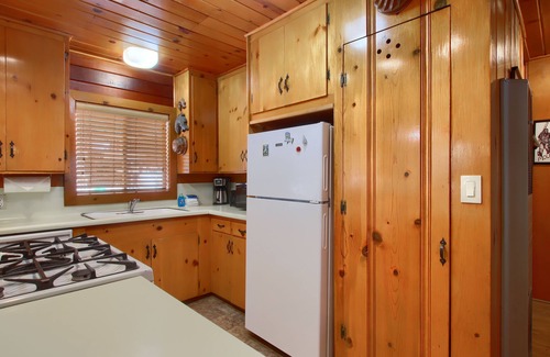 North Wawona Cabin | (70) Simmons Den at The Redwoods In Yosemite