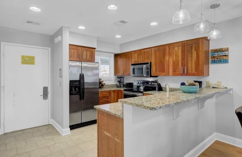 Isle of Palms Apartment | 7C Mariners Walk by AvantStay | Beautiful Porch, Easy Access to Pool + Beach