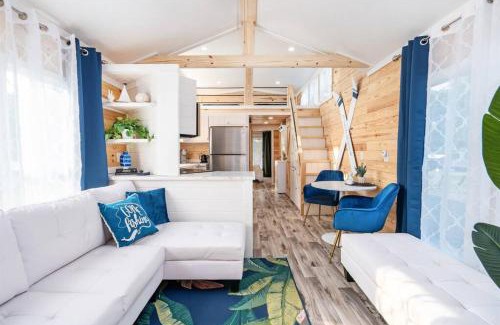 Guntersville Apartment | 8 All Decked Out, Luxury Tiny House, Boat Parking Mins to Lake Guntersville, Downtown
