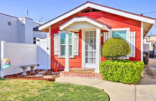 North Long Beach Cottage | 8 Mi to Aquarium: Long Beach Bungalow w/Patio!
