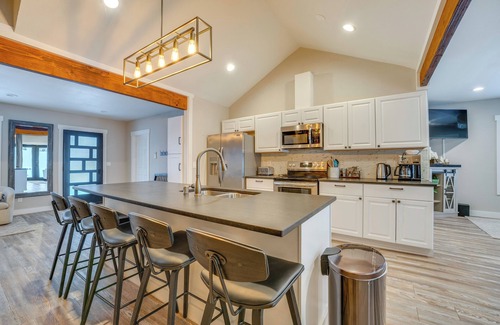 Chelan Cottage | 8 Mi to Echo Valley Ski Area: Home w/Hot Tub!