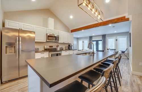 Chelan Cottage | 8 Mi to Echo Valley Ski Area: Home w/Hot Tub!