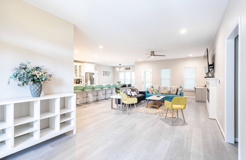 Reservoir House | 8 miles to Bush Gardens/5 Bedroom Rancher with 2 master's/playground/backyard