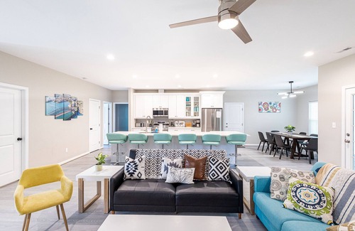 Reservoir House | 8 miles to Bush Gardens/5 Bedroom Rancher with 2 master's/playground/backyard