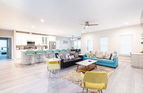 Reservoir House | 8 miles to Bush Gardens/5 Bedroom Rancher with 2 master's/playground/backyard